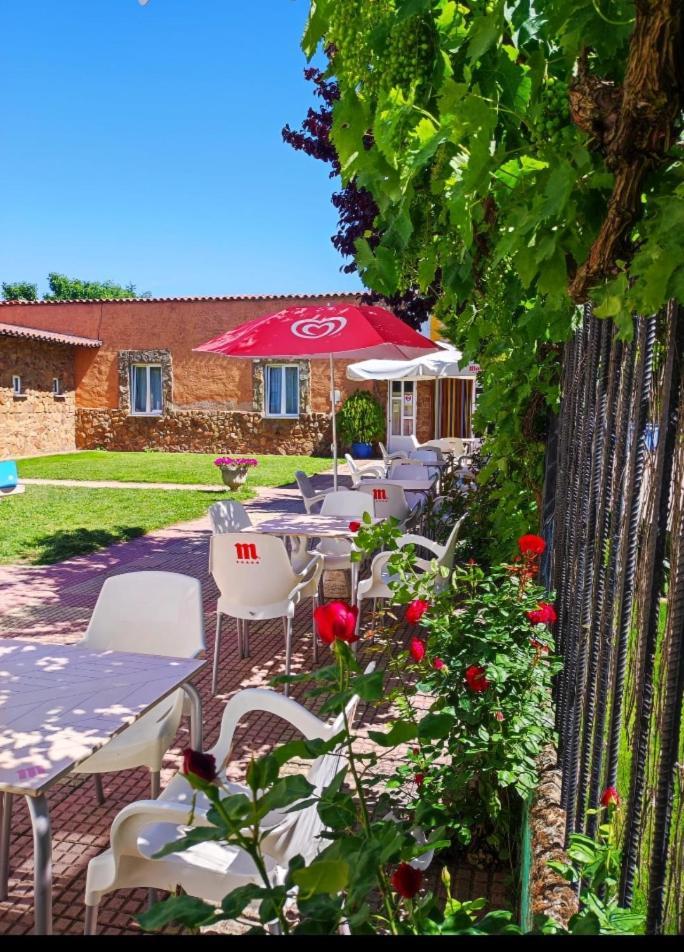 Albergue Santa Ana San Martín del Camino Buitenkant foto