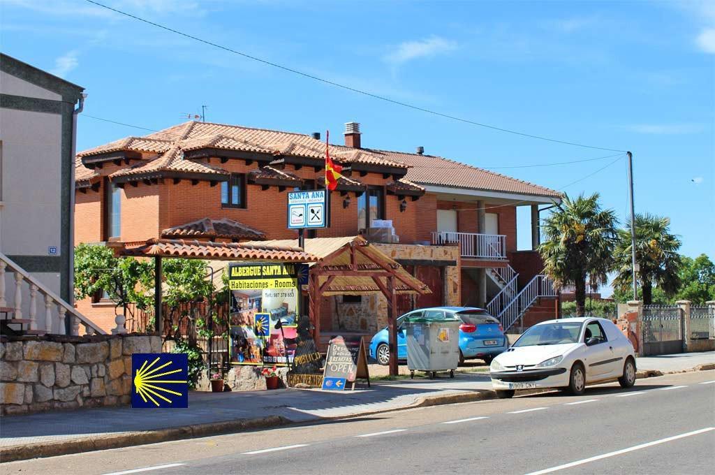 Albergue Santa Ana San Martín del Camino Buitenkant foto